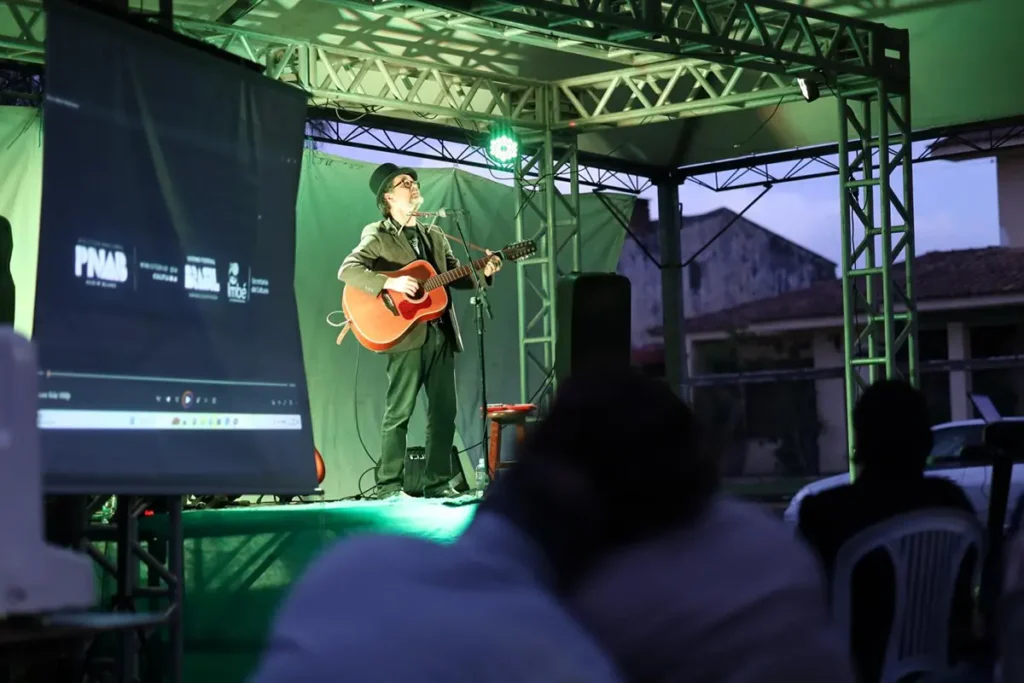 Luciano Alves lança single e clipe “Na Beira do Mar”