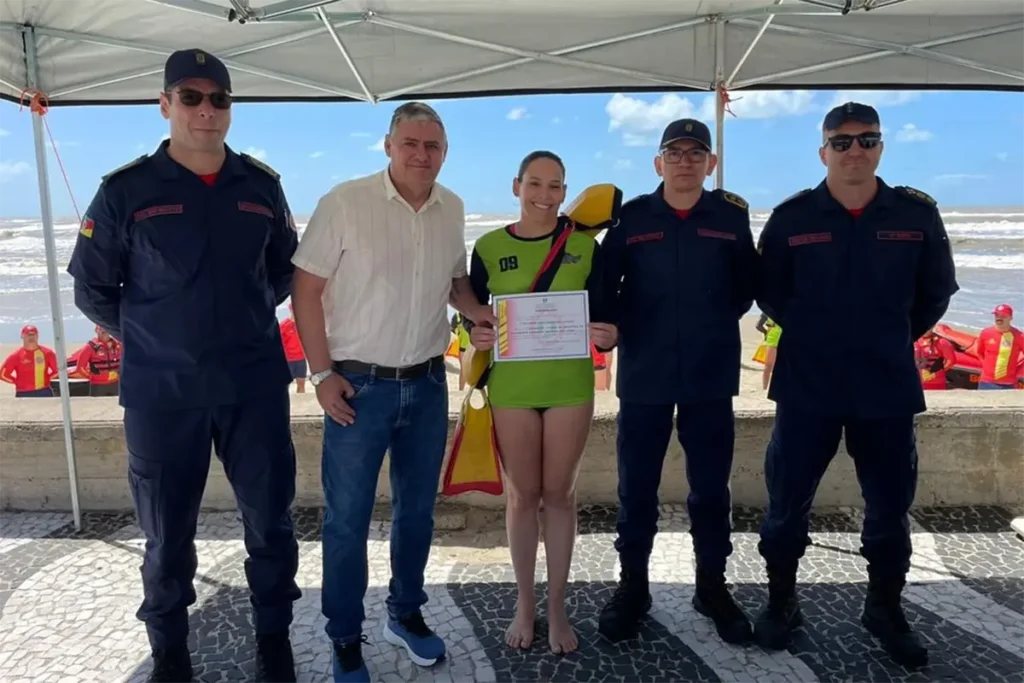 Vice-prefeito participa de formatura de curso de salvamento aquático