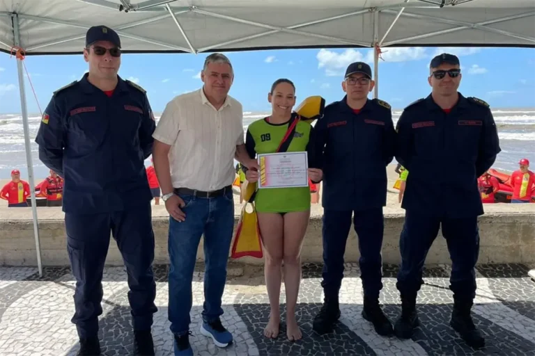 Vice-prefeito participa de formatura de curso de salvamento aquático
