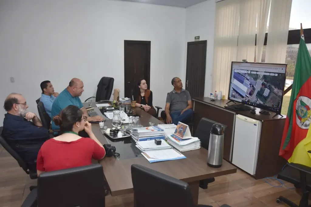 Reunião discute conclusão das obras na Praça da Oração