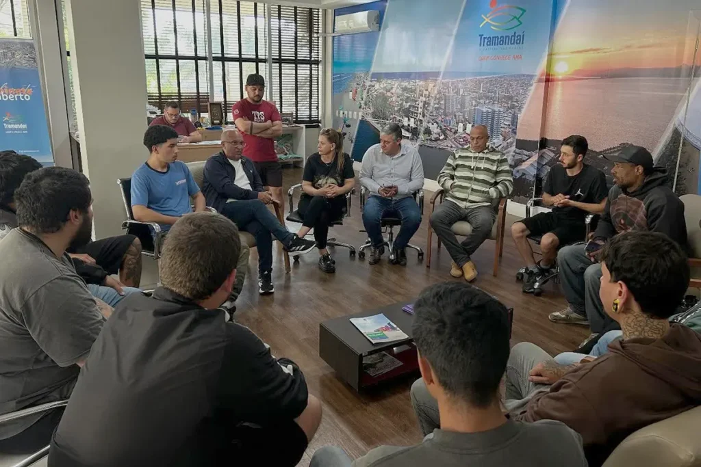 Reunião fortalece diálogo com entregadores de Tramandaí